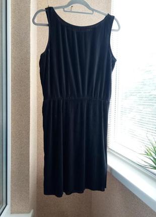 Красивое стильное черное платье из ткани гофре4 фото