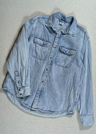 Плотная джинсовая рубашка/куртка на кнопках.