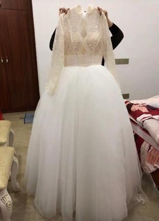 Свадебное платье с кружевом и жемчужинками   круги   перчатки6 фото