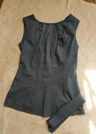 Блуза без рукавів і поясом