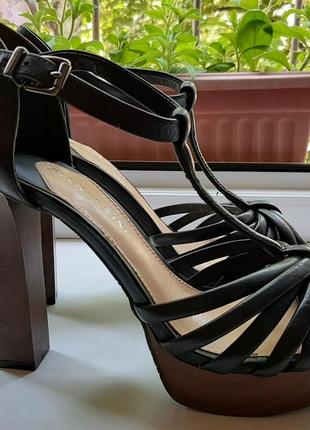 Стильні фірмові шкіряні босоніжки gianni bini.