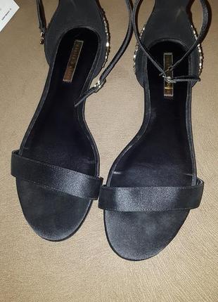 Актуальные босоножки