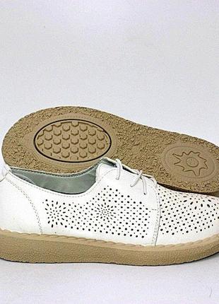 Белые женские туфли с перфорацией5 фото