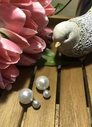 Стильные серьги пусеты - жемчужные