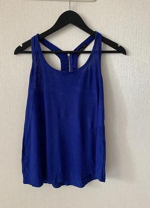 Футболка -майка насиченого синього кольору від бренду bershka