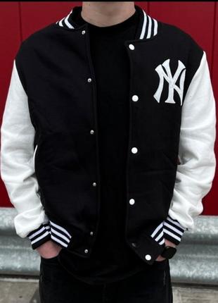 Мужской стильный бомбер