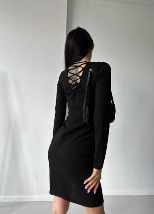 Черное базовое платье со шнуровкой на спинке с длинным рукавом с разрезом на ножке короткое, стильное трендовое платье мини трикотажная качественная