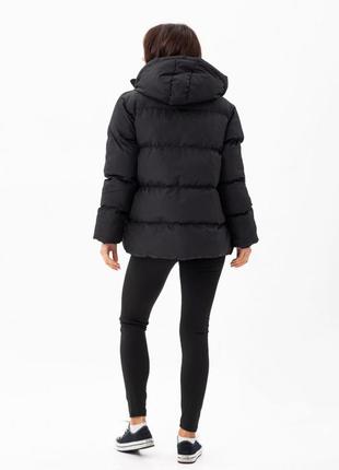 Куртка женская утепленная укороченная с капюшоном плащевка с горизонтальными строчками, черная6 фото