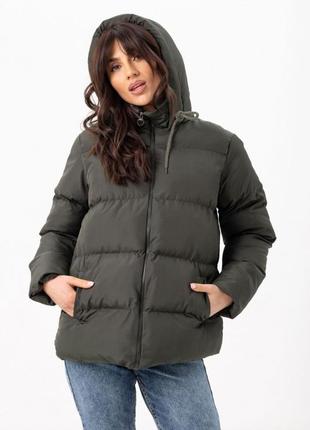 Куртка женская утепленная укороченная с капюшоном плащевка с горизонтальными строчками, хаки2 фото