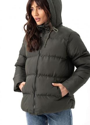 Куртка женская утепленная укороченная с капюшоном плащевка с горизонтальными строчками, хаки3 фото