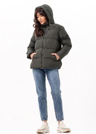 Куртка женская утепленная укороченная с капюшоном плащевка с горизонтальными строчками, хаки4 фото