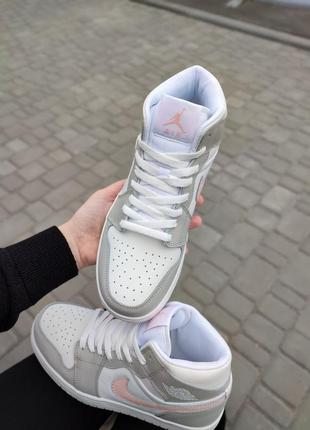 Женские кроссовки nike air jordan 1 retro high grey/pink