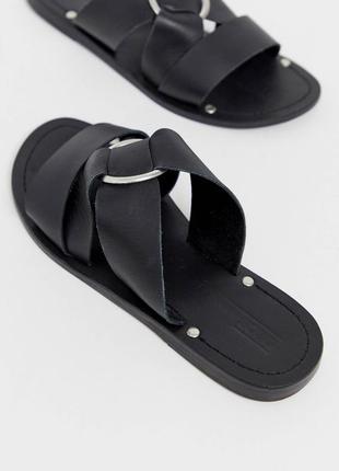 Чорні шкіряні шльопанці/сандалі на плоскій підошві і ременями з кільцевої деталлю asos