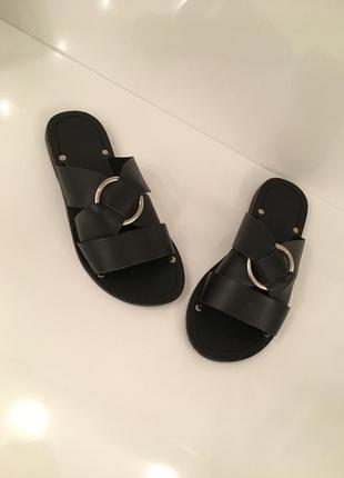 Чорні шкіряні шльопанці/сандалі на плоскій підошві і ременями з кільцевої деталлю asos3 фото