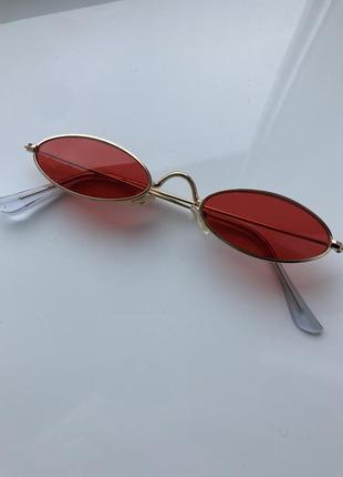 Вузькі овальні окуляри з кольоровою лінзою