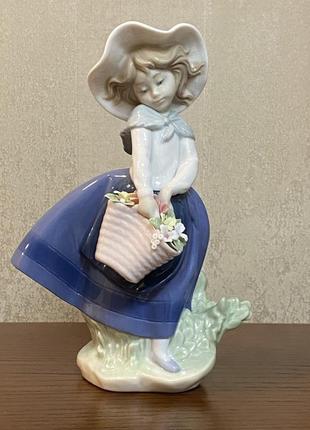 Порцелянова статуетка lladro «дівчина з кошиком квітів».