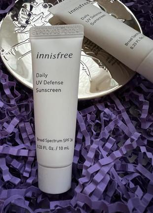 Ежедневный солнцезащитный крем с защитой от ультрафиолета innisfree dailyuv defense sunscreen spf 36
