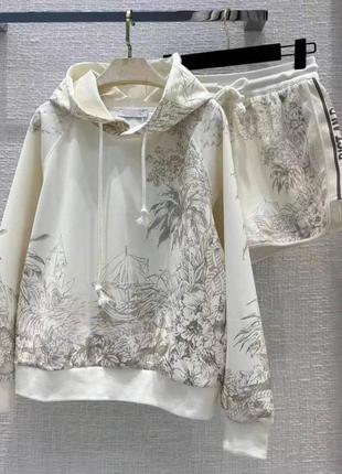Костюм спортивний в стилі cristian dior прогулянковий худі з капюшоном подовжений шорти молочний з принтом квіти