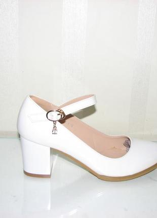 Белые лаковые туфли на среднем каблуке ремешок2 фото