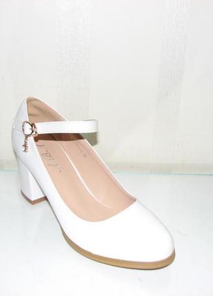 Белые лаковые туфли на среднем каблуке ремешок3 фото