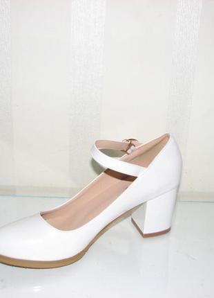 Белые лаковые туфли на среднем каблуке ремешок4 фото