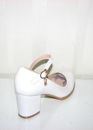 Белые лаковые туфли на среднем каблуке ремешок5 фото