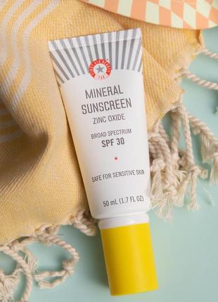 Сонцезахисний крем  first aid beauty weightless liquid mineral sunscreen spf 30.2 фото