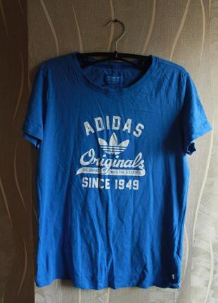 Красивая летняя яркая футболка с надписьями adidas univ tee2 фото