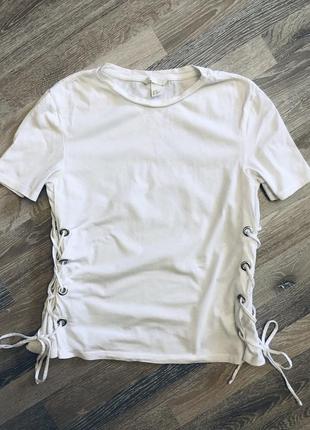 Футболка з зав'обов'язками по боках