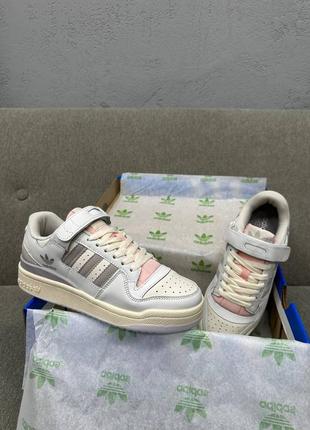 Женские кроссовки adidas forum