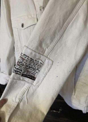 Новая стильная белая мужская джинсовая куртка с яркими красками/ элементами 48-50 р zara6 фото