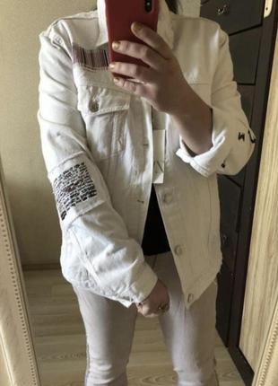 Новая стильная белая мужская джинсовая куртка с яркими красками/ элементами 48-50 р zara8 фото