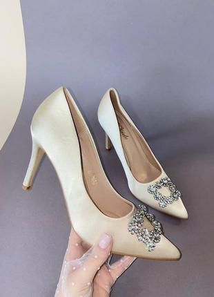 Туфли бежевые с квадратной брошью