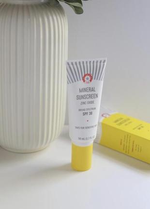 Сонцезахисний крем first aid beauty - weightless liquid mineral sunscreen spf 302 фото