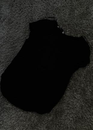 Чорна футболка oodji з гарним вирізом на спинці