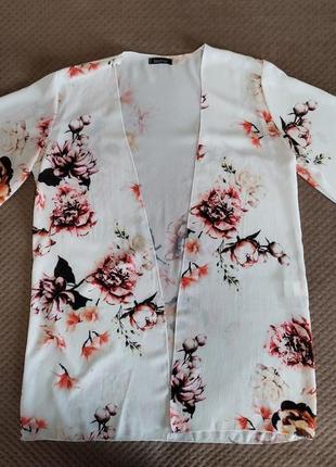 Легкая летняя рубашка без пуговиц с цветочным принтом1 фото