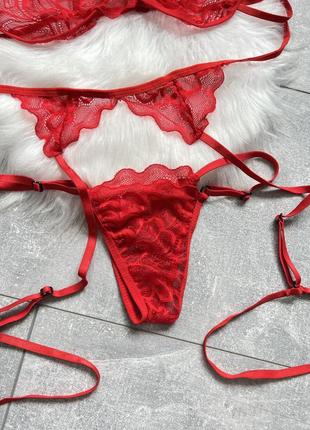 Сексуальное красное женское нижнее белье: бюстик без пушап и косточек, трусики, пояс с чокером и подвязками2 фото