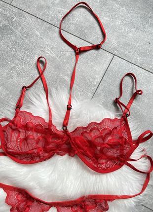 Сексуальное красное женское нижнее белье: бюстик без пушап и косточек, трусики, пояс с чокером и подвязками5 фото