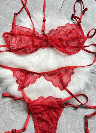 Сексуальное красное женское нижнее белье: бюстик без пушап и косточек, трусики, пояс с чокером и подвязками3 фото