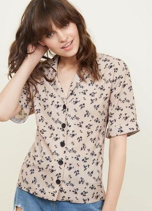 Красива стильна модна блузка вільного силуету в стилі ретро