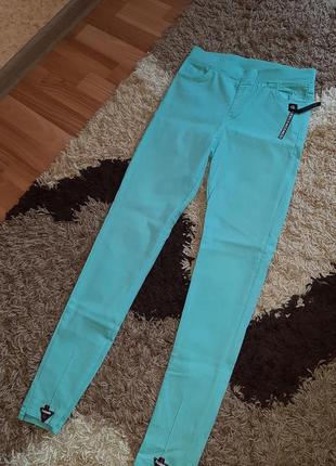 В идеале джинсы скинни