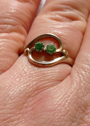 Серебряное кольцо 925 проба в позолоте с зелеными гранатами