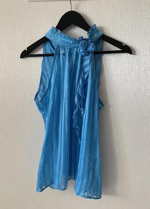 Голубая блуза в мелкий горошек