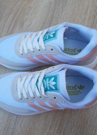 Женские кроссовки adidas iniki белые с серым пудровые полоски / smb8 фото