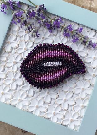 Брошка «фіолетові губки»