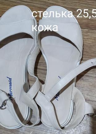 Шкіряні босоніжки молочні