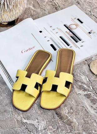 Шльопанці жовті в стилі hermes