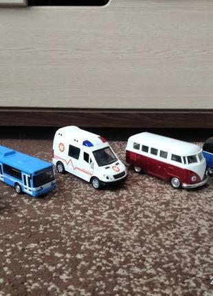 Трамвай, автобус, швидка допомога, мінівени, металеві машинки2 фото