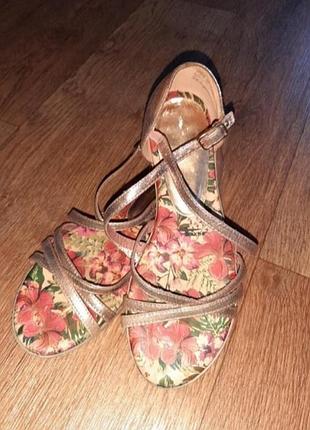 Фірмові босоніжки із закритою п'ятою