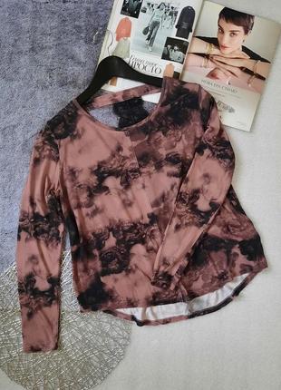 Стильна блуза з вирізом по спинці